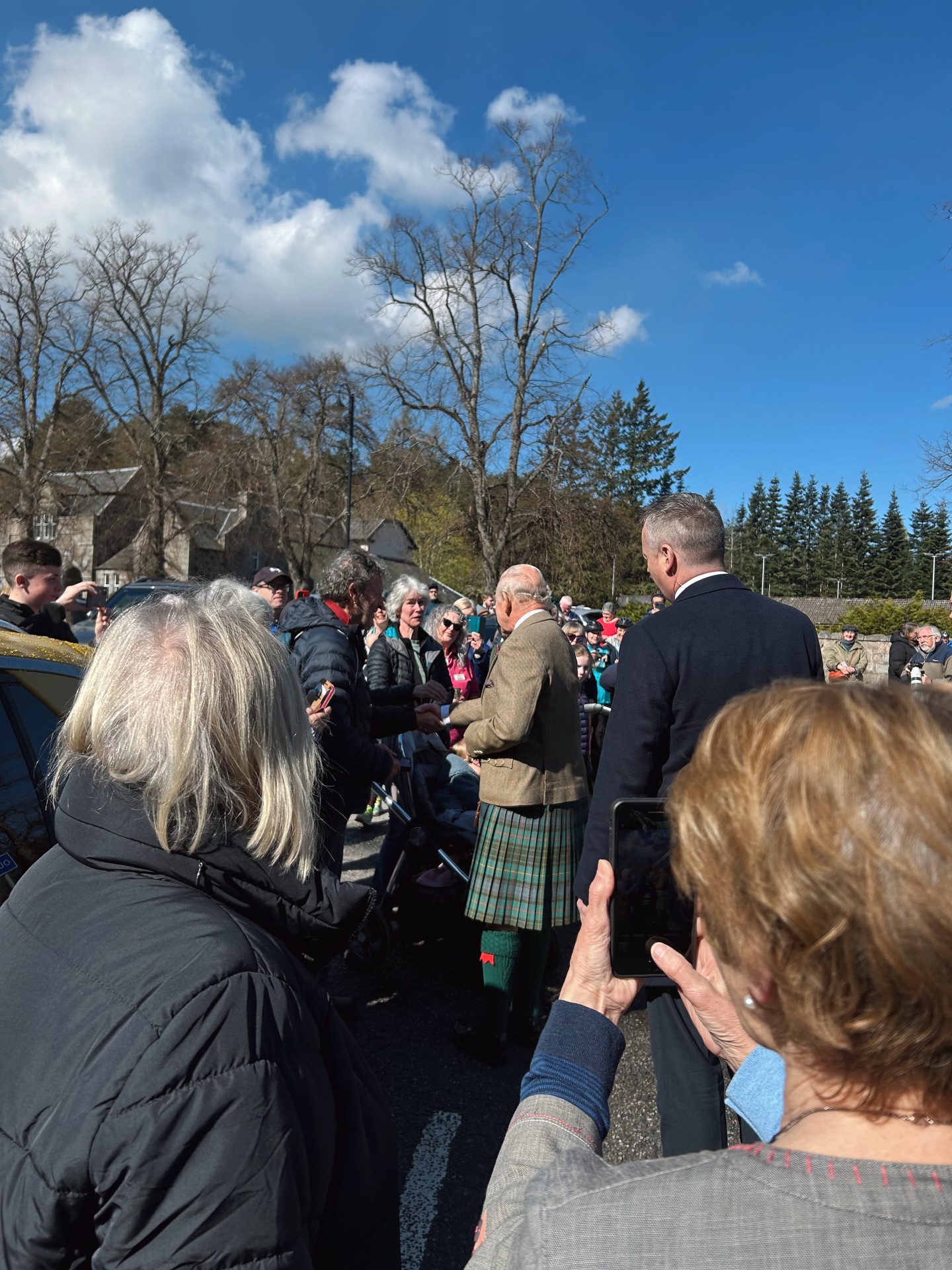 Король Чарльз поспілкувався з мешканцями містечка в Шотландії