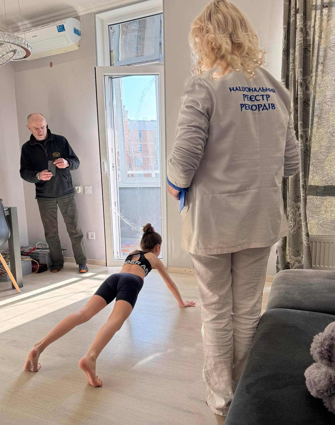 7-річна Мілана Дулогло простояла в планці 60 хвилин і 3 секунди