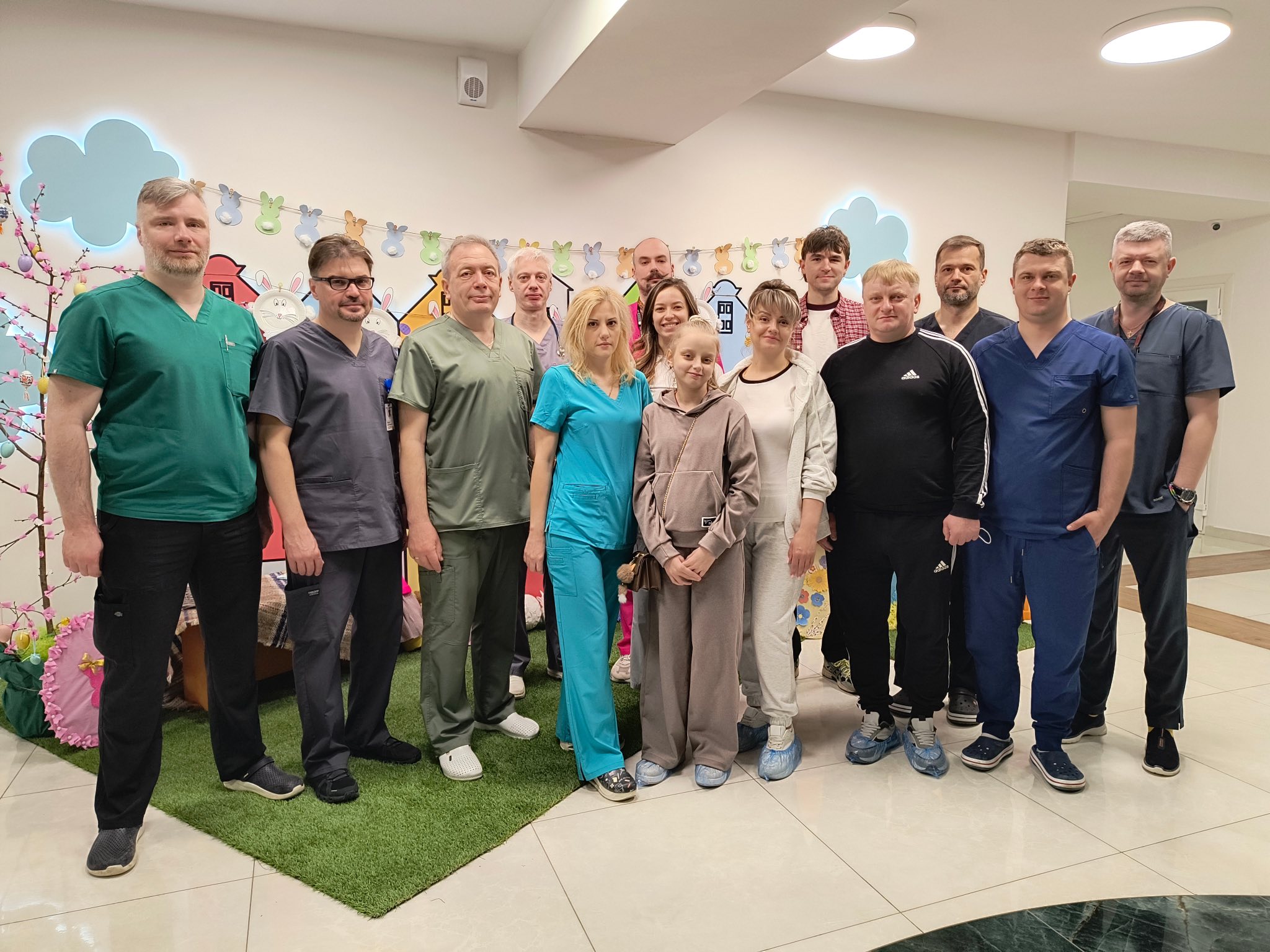 Лікарі з Марією Момот та її батьками