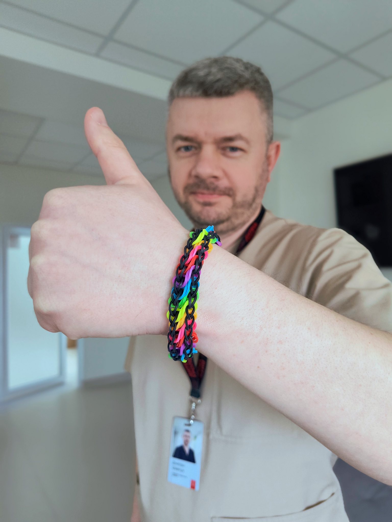 13 річна пацієнтка після операції сплела браслети для своїх лікарів
