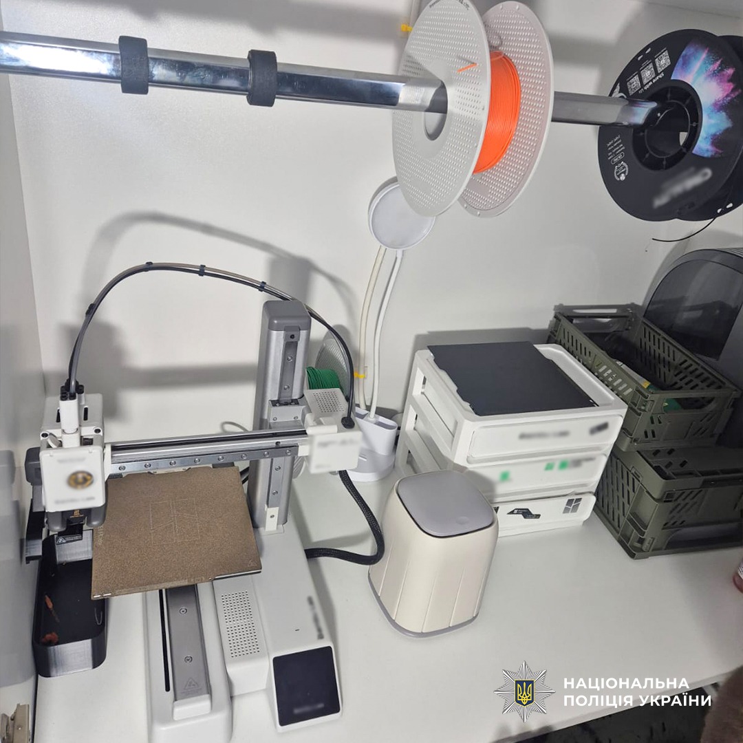 Під час обшуків поліція знайшла обладнання для виготовлення шпигунської техніки