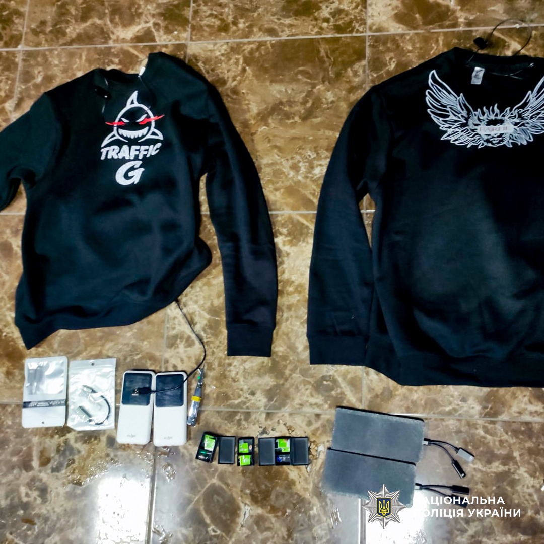 Фігуранти приховували шпигунську техніку у модернізований одяг клієнтів
