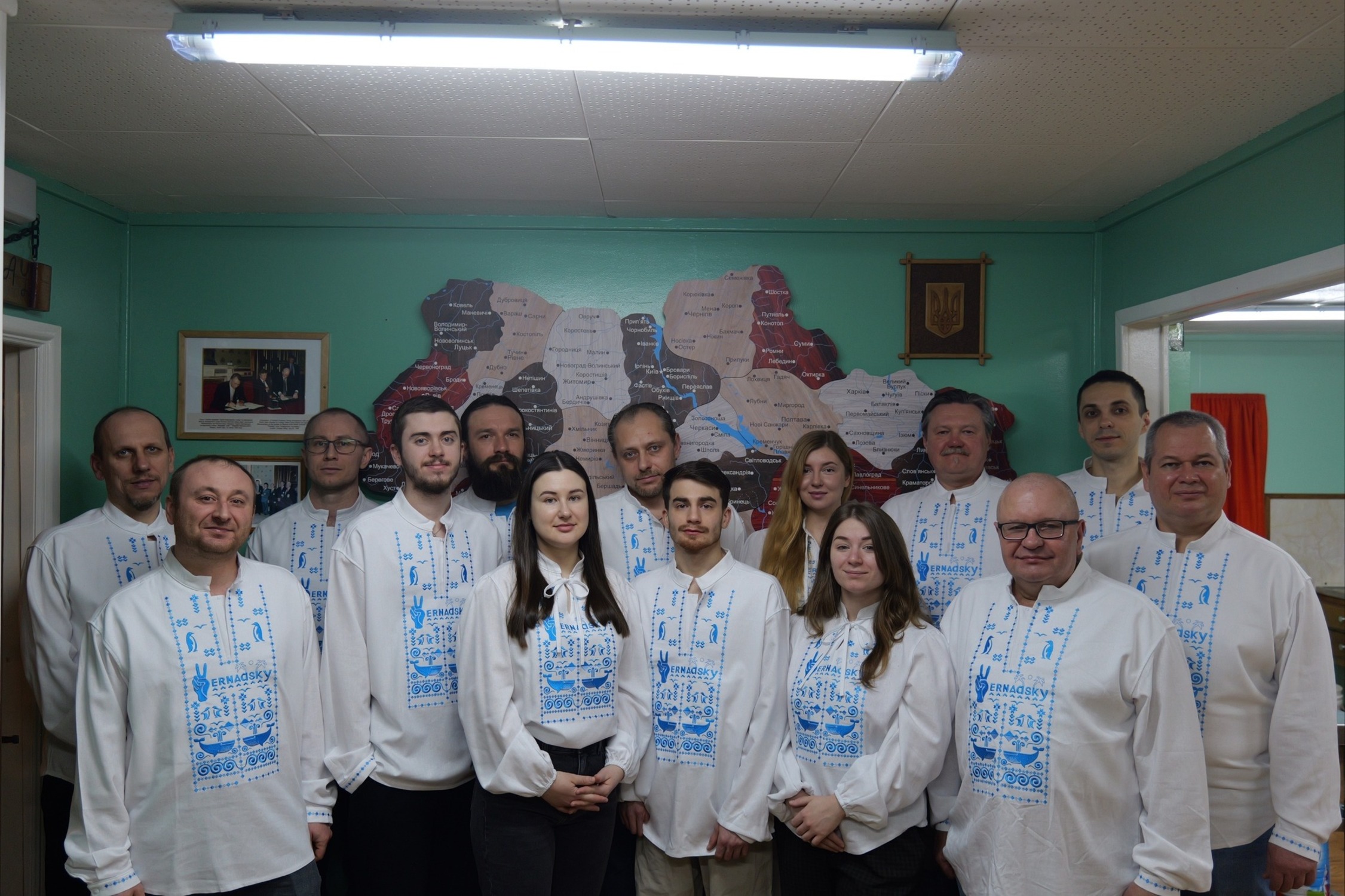 Полярники в антарктичних вишиванках