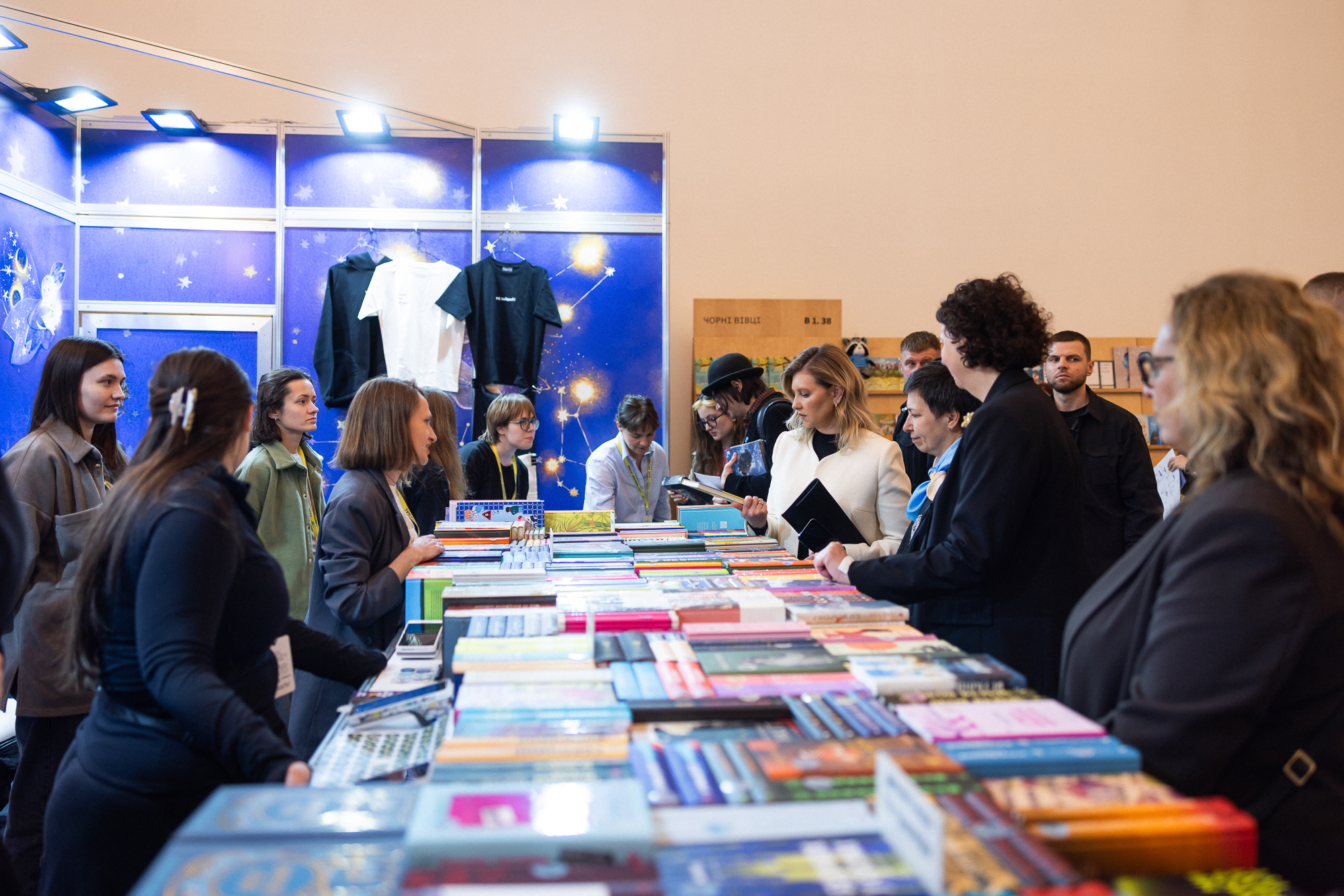 Олена Зеленська придбала книги на «Книжковому Арсеналі»