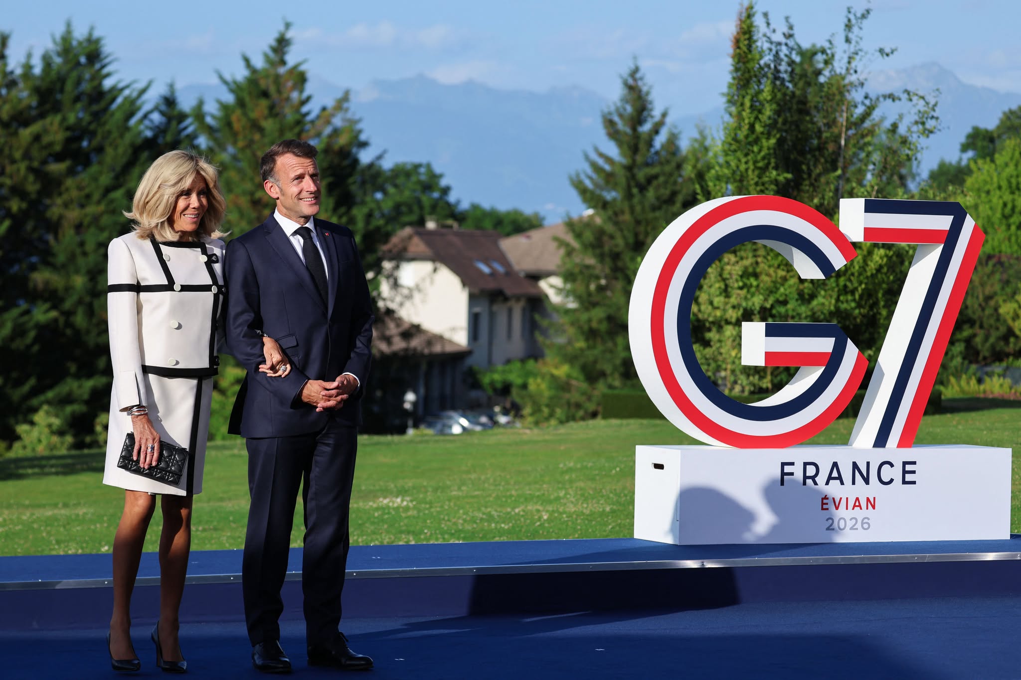 Еммануель і Бріжит Макрон зустрічають лідерів G7