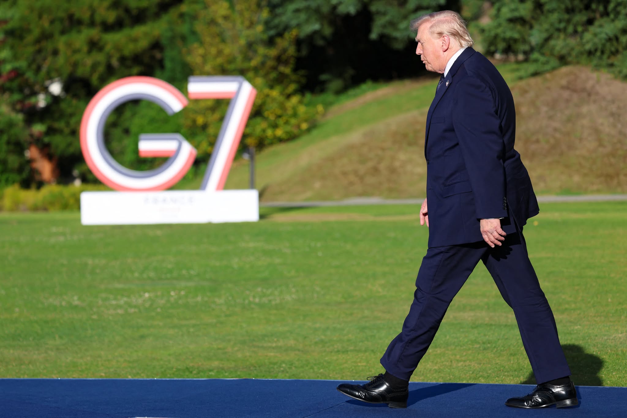 Дональд Трамп крокує на зустріч із Еммануелем Макроном