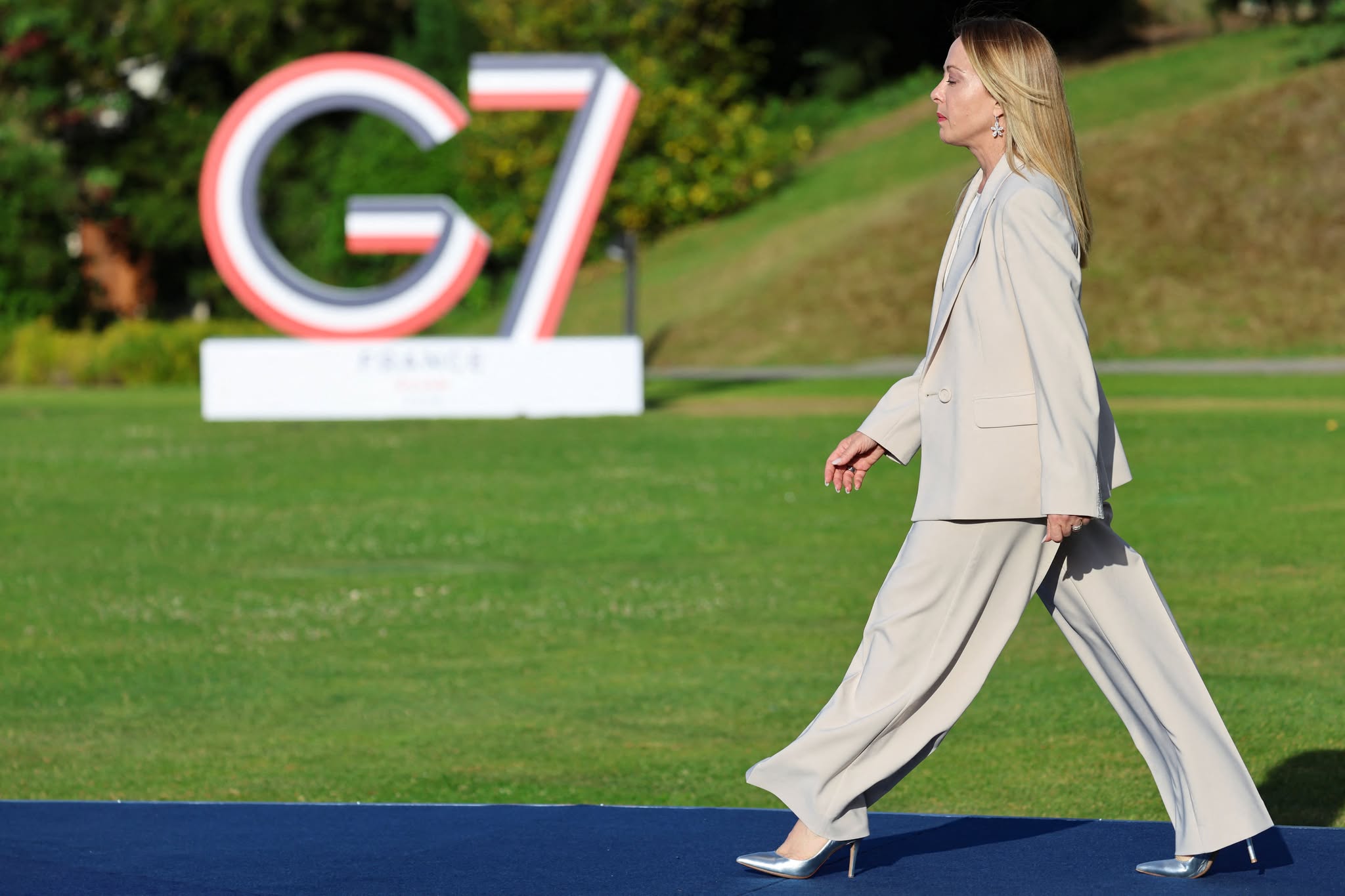 Джорджу Мелоні на саміті G7 Макрон зустрів із піснею Felicitа