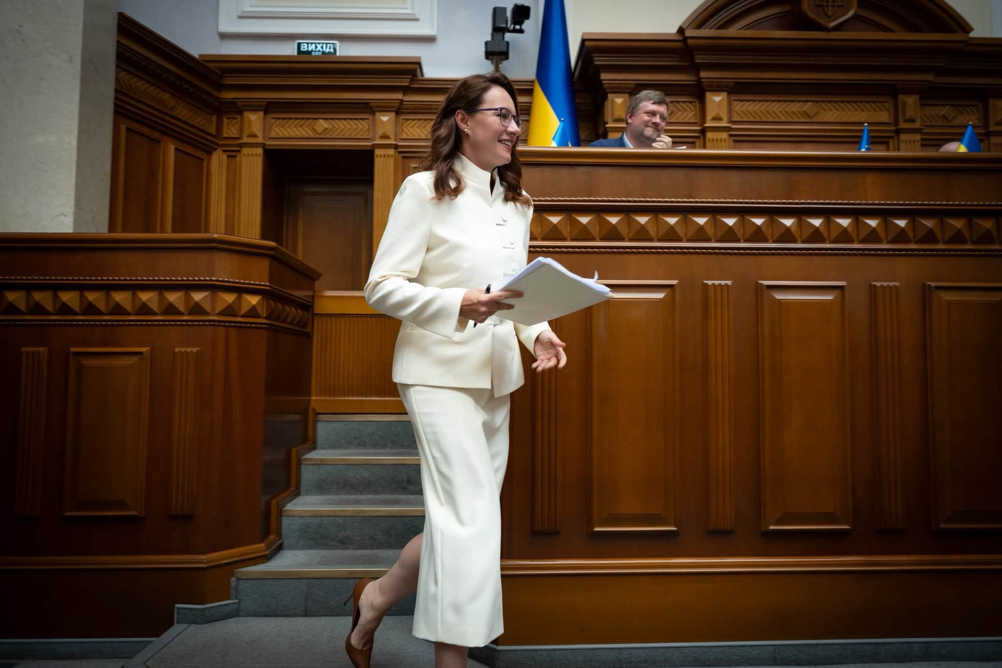 Юлія Свириденко відвідала залу Верховної Ради у білому строкатому костюмі