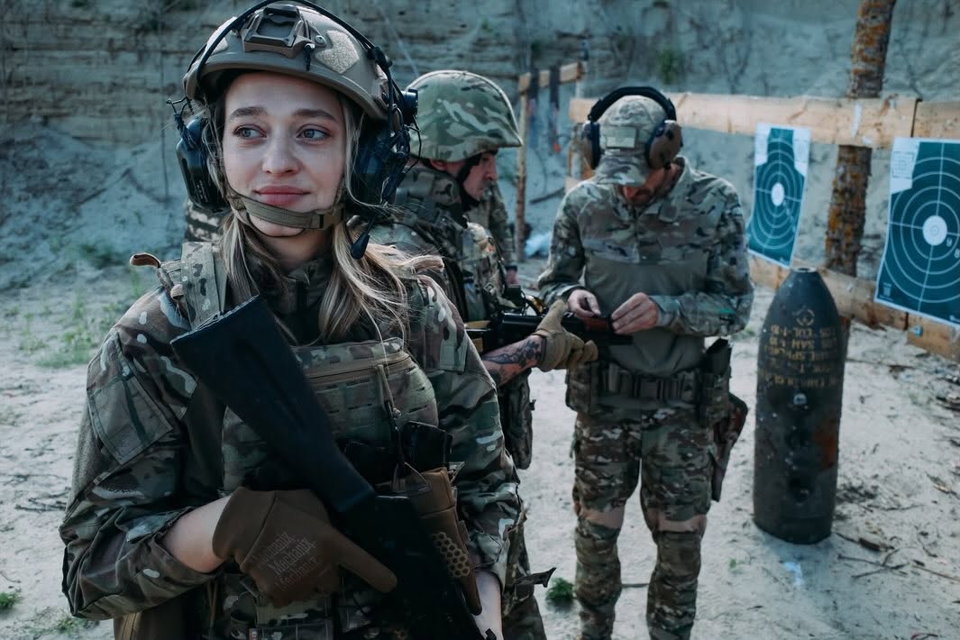 Дікусар, Агапітова, Хливнюк. Хто з українських зірок долучився до ЗСУ фото 10