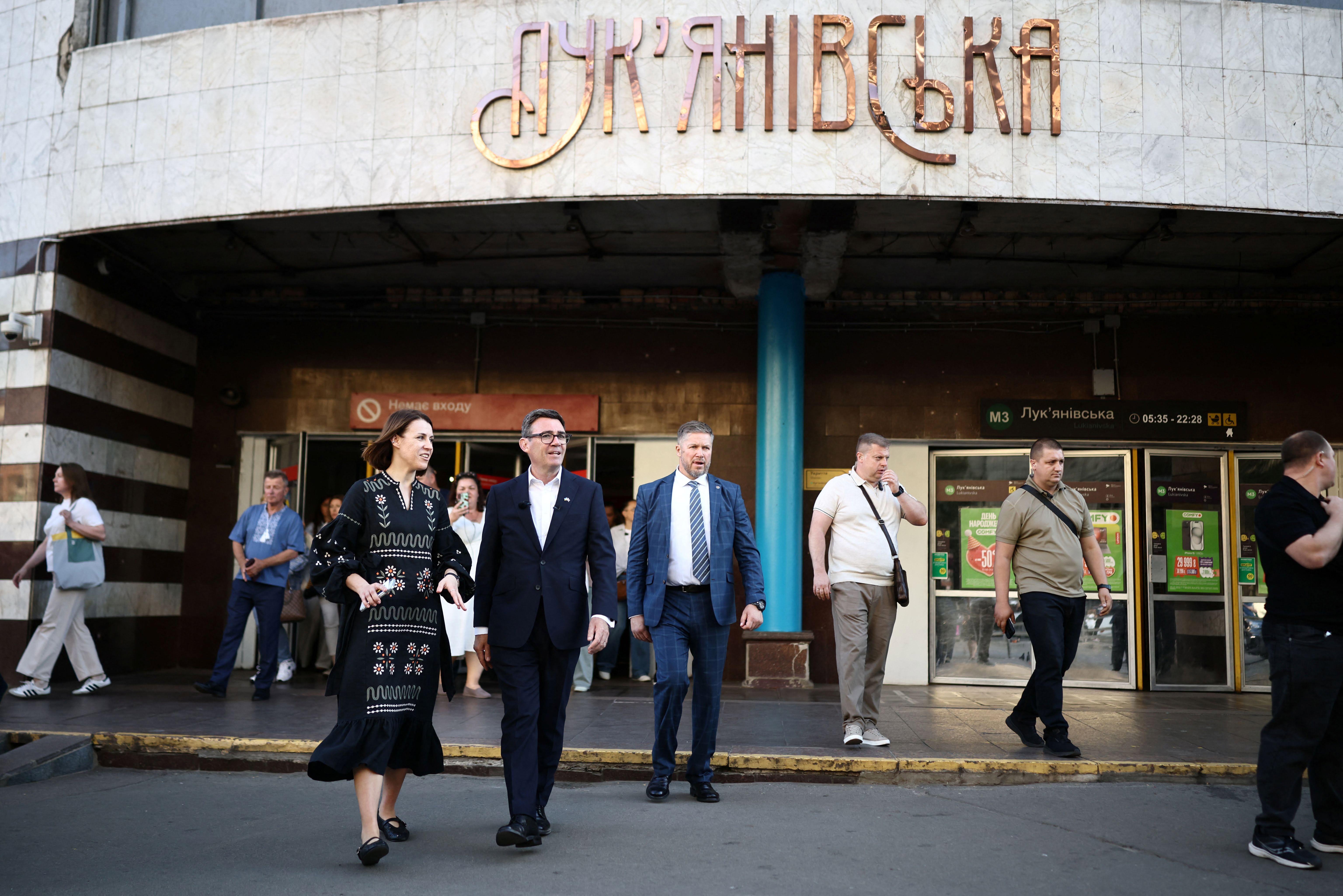 Прем'єр-міністр Великої Британії Енді Бернем проїхався у метро в Києві
