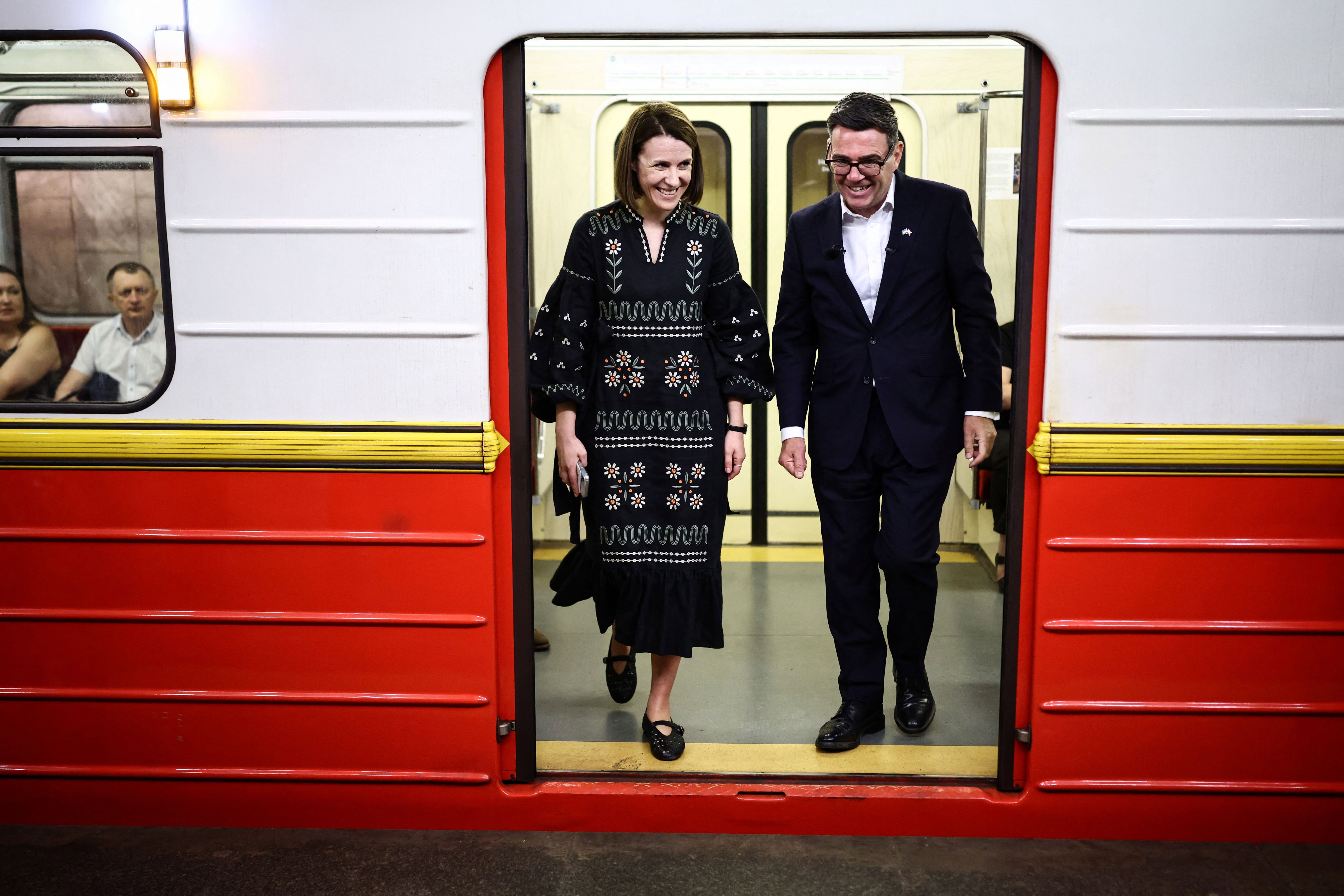 Прем'єр-міністр Великої Британії Енді Бернем проїхався у метро в Києві
