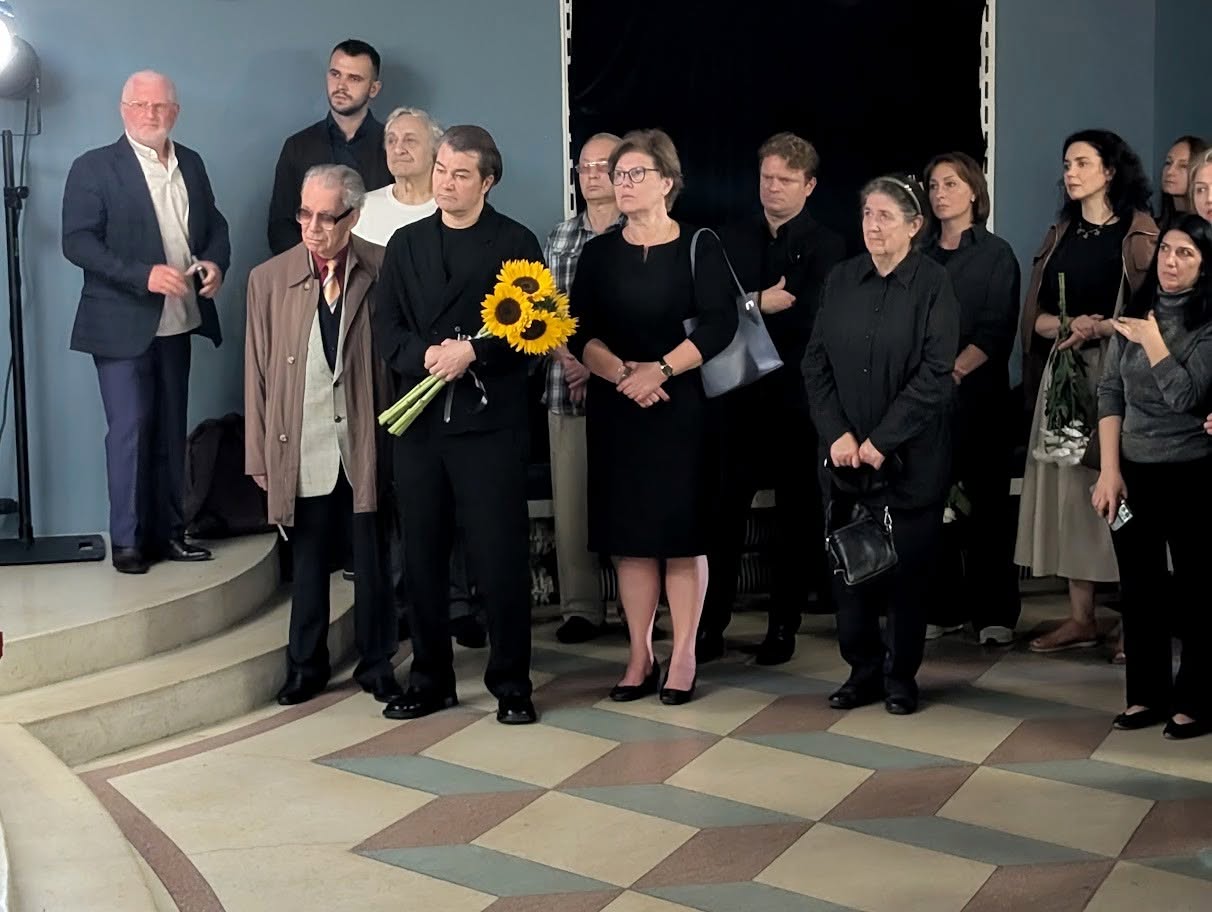 Серед відомих артистів попрощатися з Яблонською прийшли актори театру та кіно Євген Нищук, Олександр Печериця та інші
