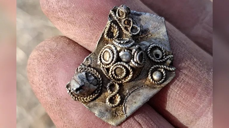 Археологи також знайшли шматки срібних прикрас, які використовувалися, як валюта в епоху середньовіччя