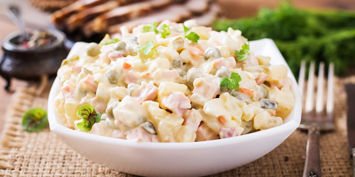 Скільки коштує приготувати салат «Олів’є» на новорічний стіл до 2026 року. Перелік цін