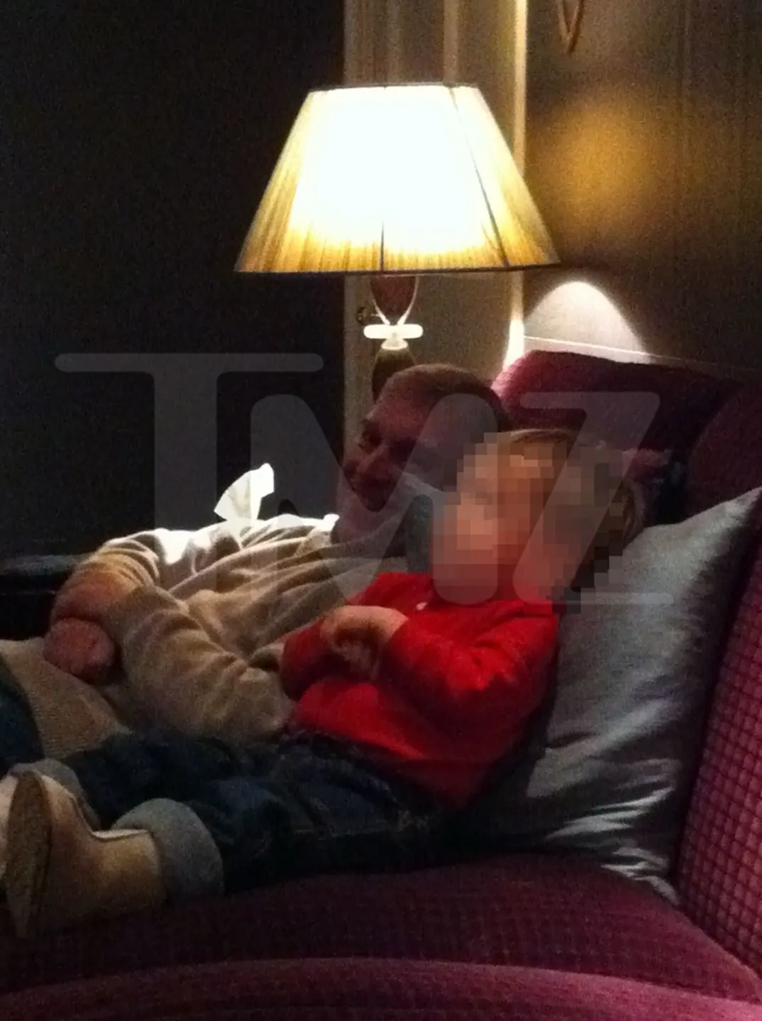 Файли Епштейна: з'явилися шокуючі фото Принца Ендрю з маленьким хлопчиком