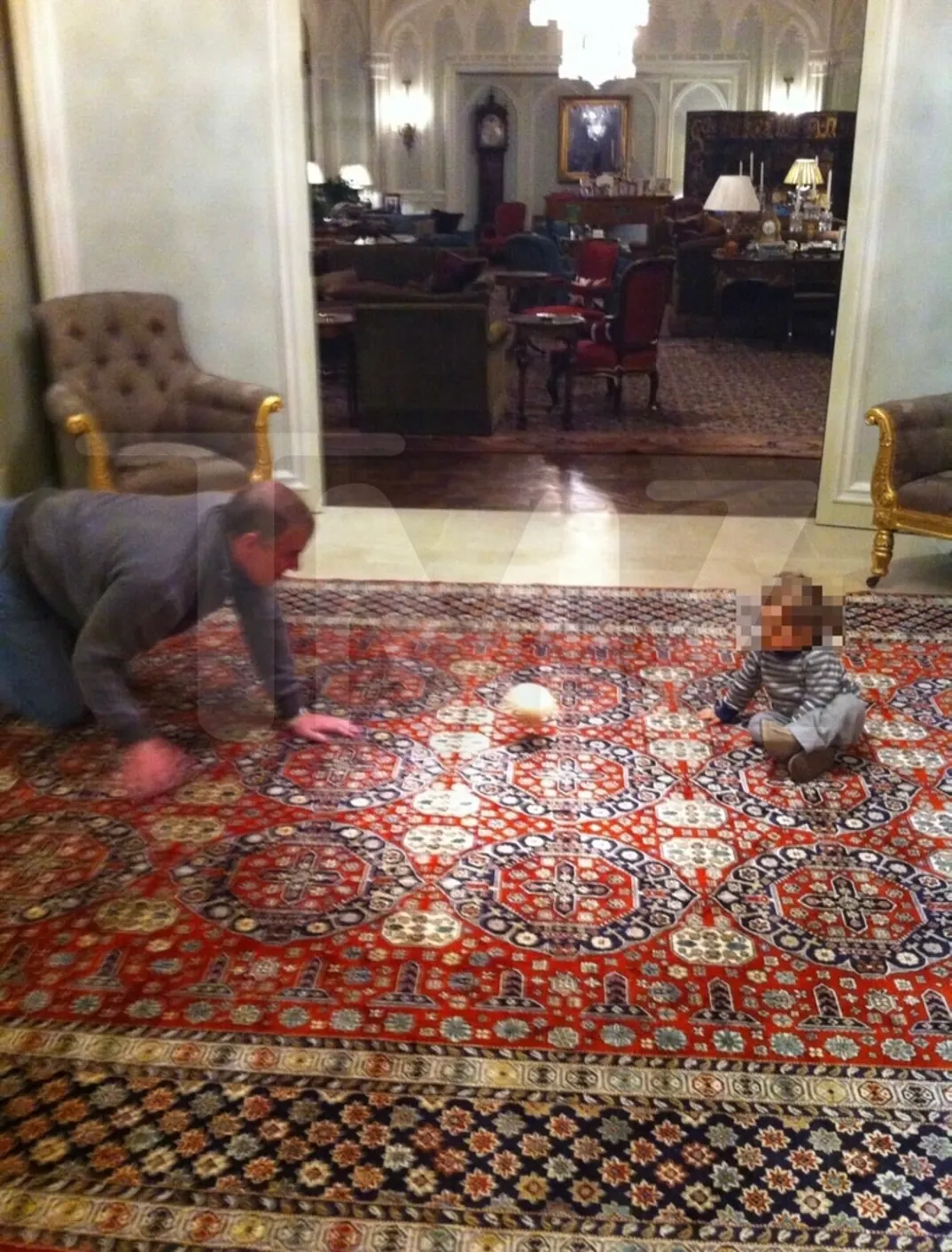 Файли Епштейна: з'явилися шокуючі фото Принца Ендрю з маленьким хлопчиком