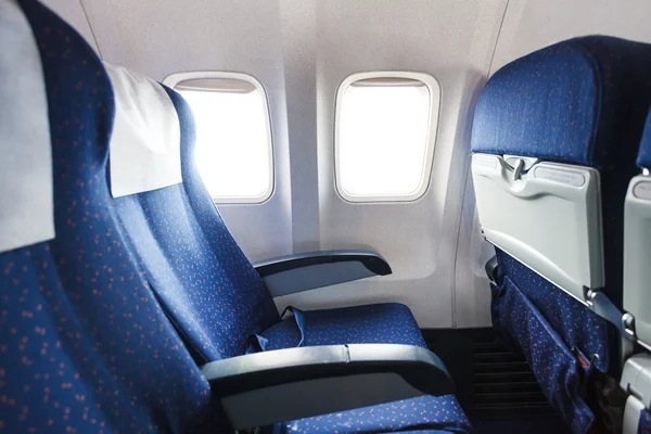 Пасажирка літака Ryanair ледве не зірвала політ витівкою на борту: її затримала поліція фото 1