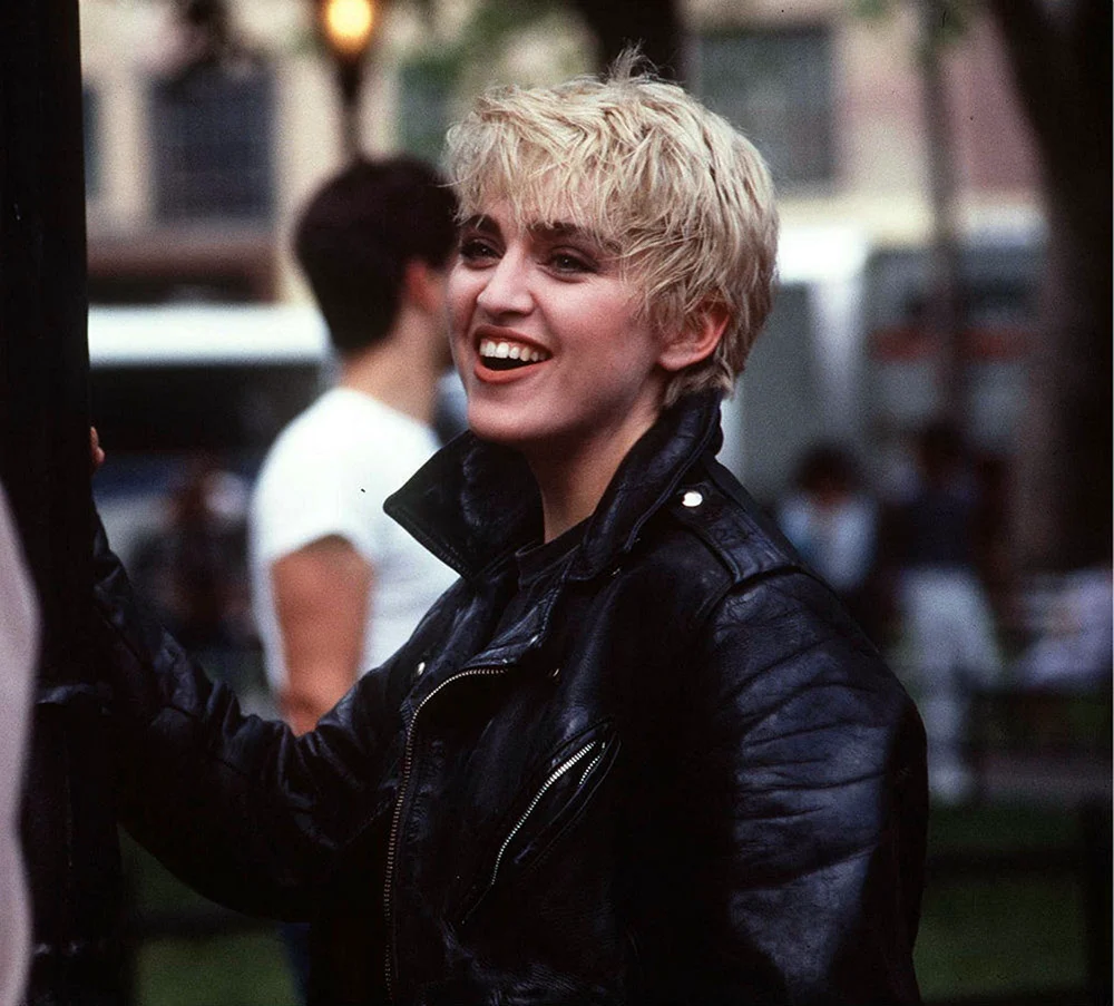 Молода Мадонна мала коротку зачіску та волосся кольору блонд