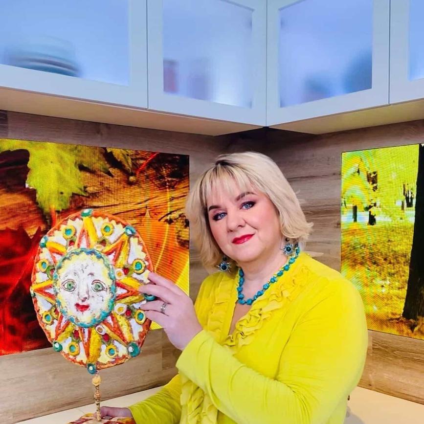 Розалія Романова під час зйомок на 1+1
