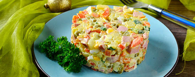 Незвичайний рецепт «Олів’є» з кукурудзою т свіжим огірком
