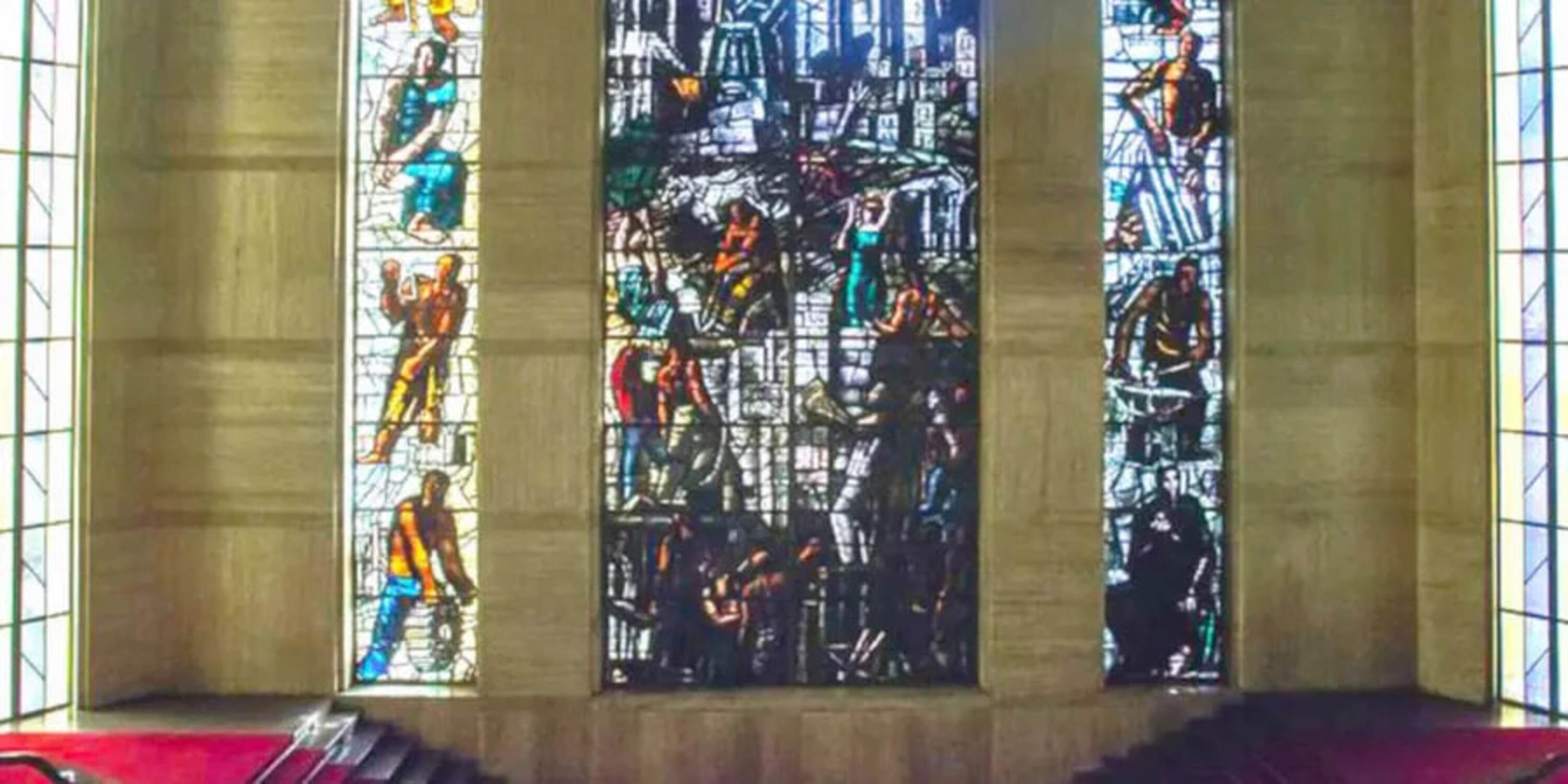 Італійський радник розбив головою вітраж, якому було майже 100 років