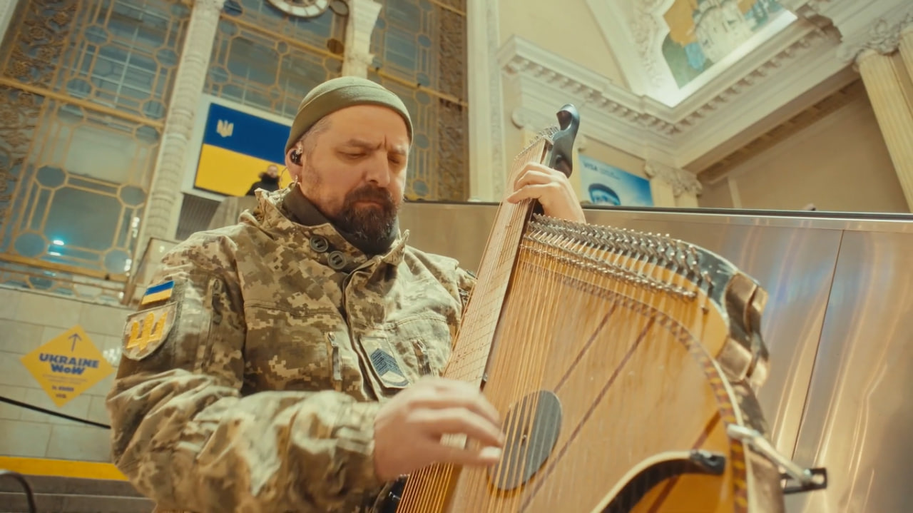 Пісня набула нового звучання завдяки дуету саксофона електробандури 