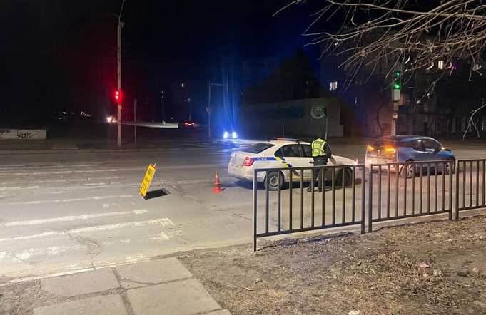 Суддя збила дитину, яка переходила дорогу на регульованому пішохідному переході