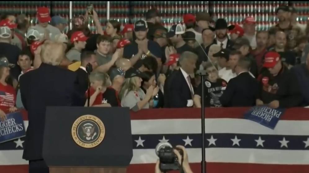 Трамп вирішив увімкнути пісню, поки його шанувальницю рятували лікарі
