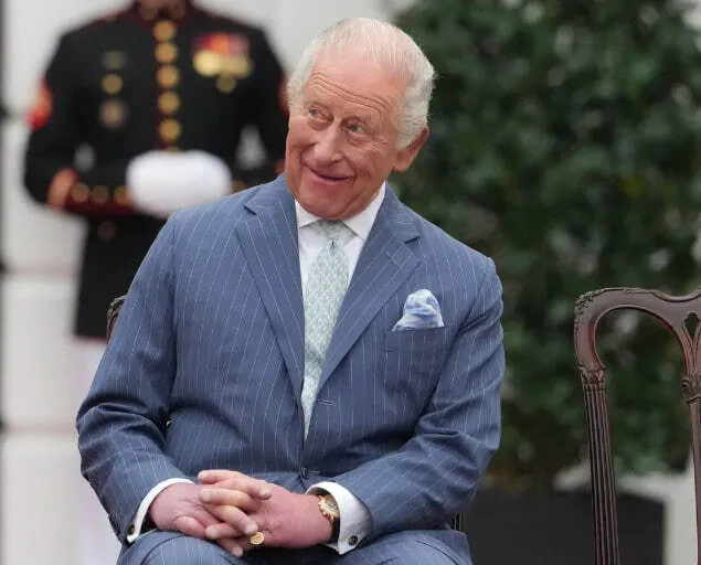 Чарльз III слухає розповідь Трампа про його матір