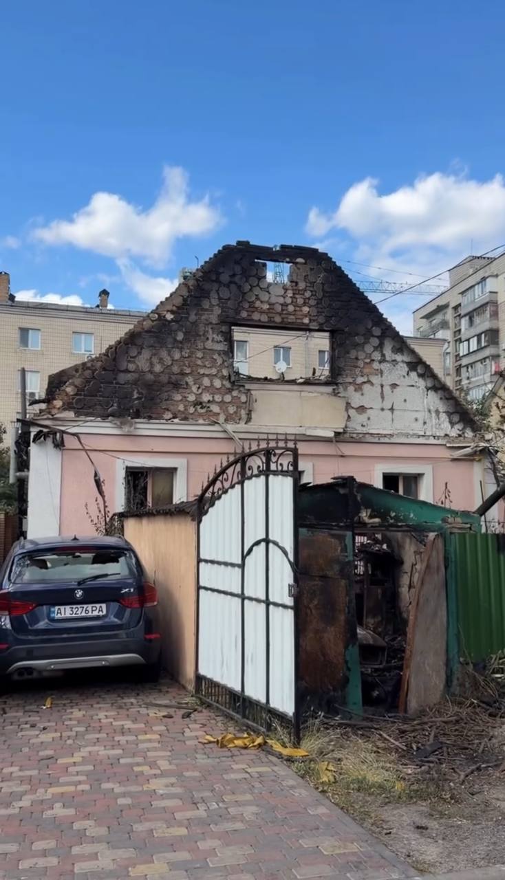 Один зі згорілих будинків у Вишневому