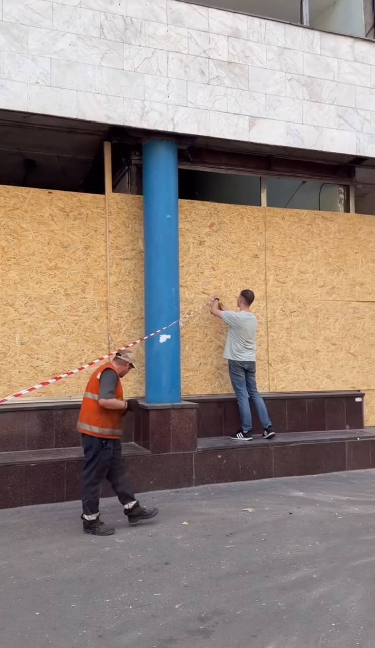 Комунальники ліквідують наслідки російської атаки