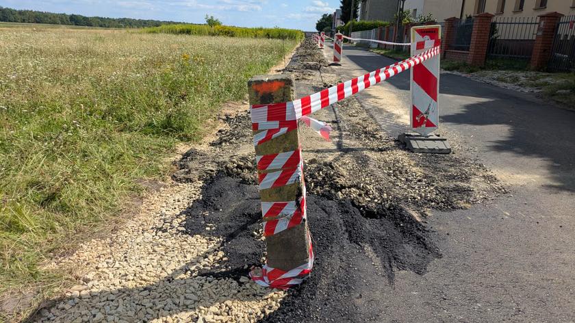 Aермер розтрощив щойно нову вкладену дорогу на своєму тракторі