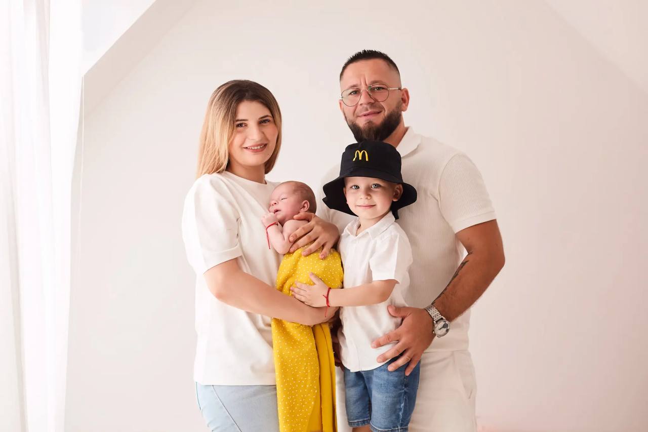 Новонароджена Емілі з батьками та братом