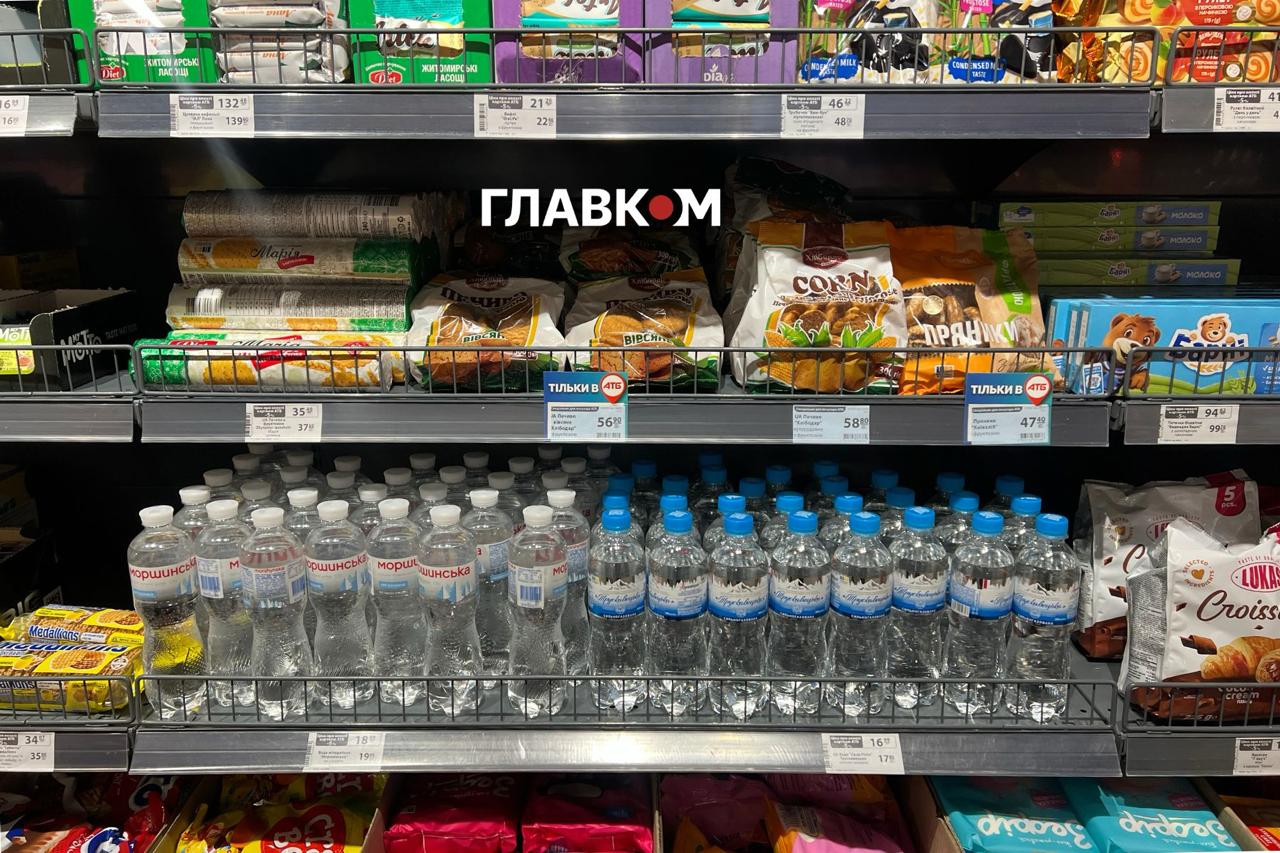 На полиці, де мали б бути солодощі, виставляють ряди з водою
