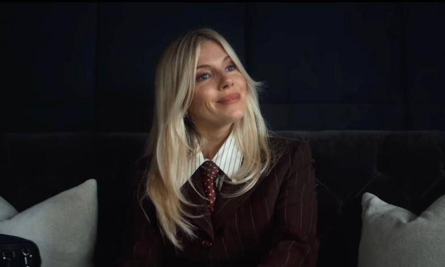 Сієнна Міллер виконала роль відомої кінозірки Карли Дюваль