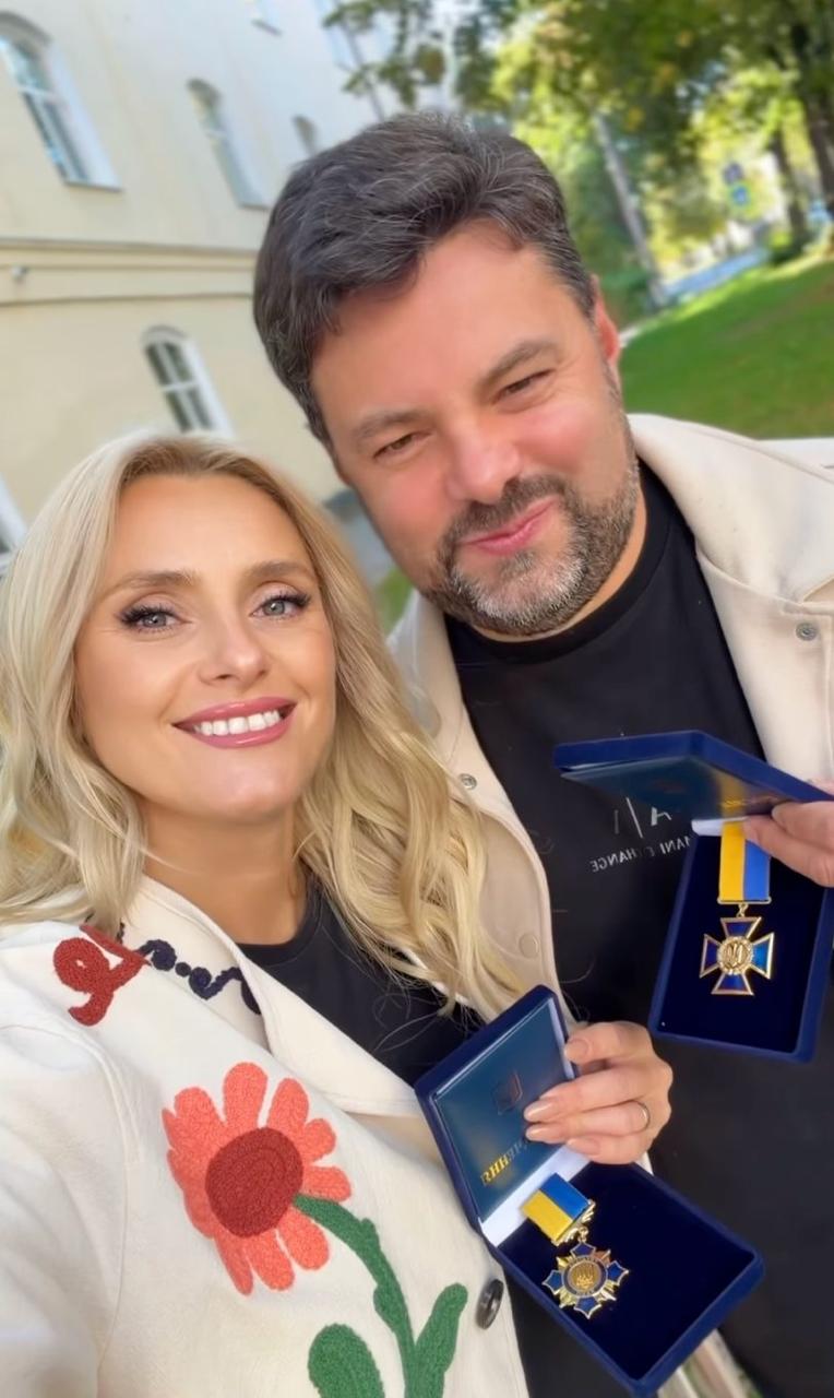 Ірина Федишин з Віталієм Човником отримали медалі від бригади ЗСУ
