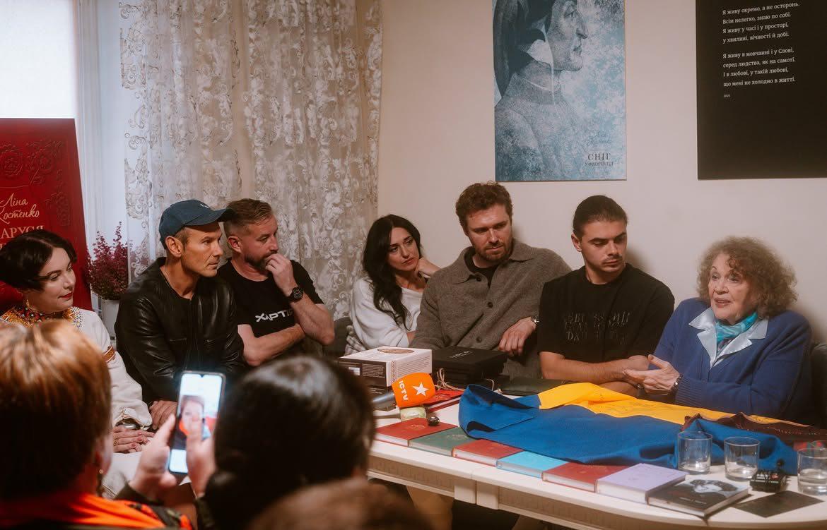 Ліна Костенко зустрілася з акторами вистави «Маруся Чурай» фото 1