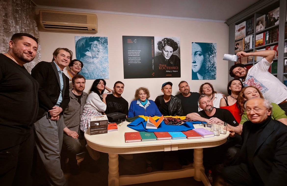 Ліна Костенко зустрілася з акторами вистави «Маруся Чурай»