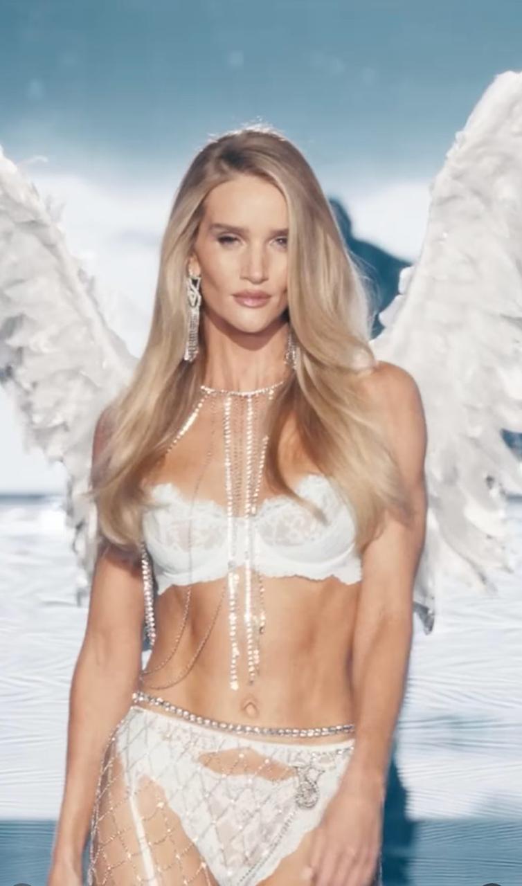 Розі Гантінгтон-Вайтлі повернулася на подіум Victoria’s Secret