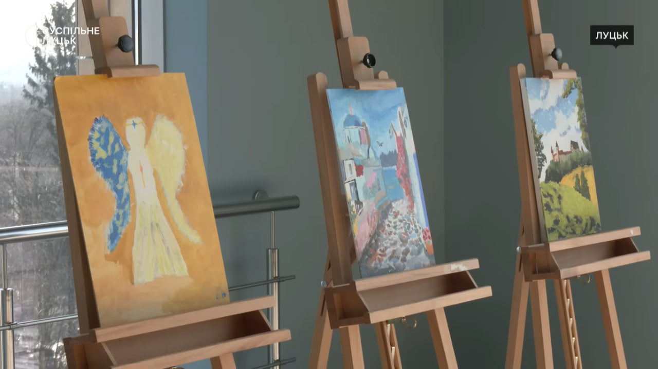 Ветеран, який втратив обидві руки, малює картин на підтримку онкохворих дітей 