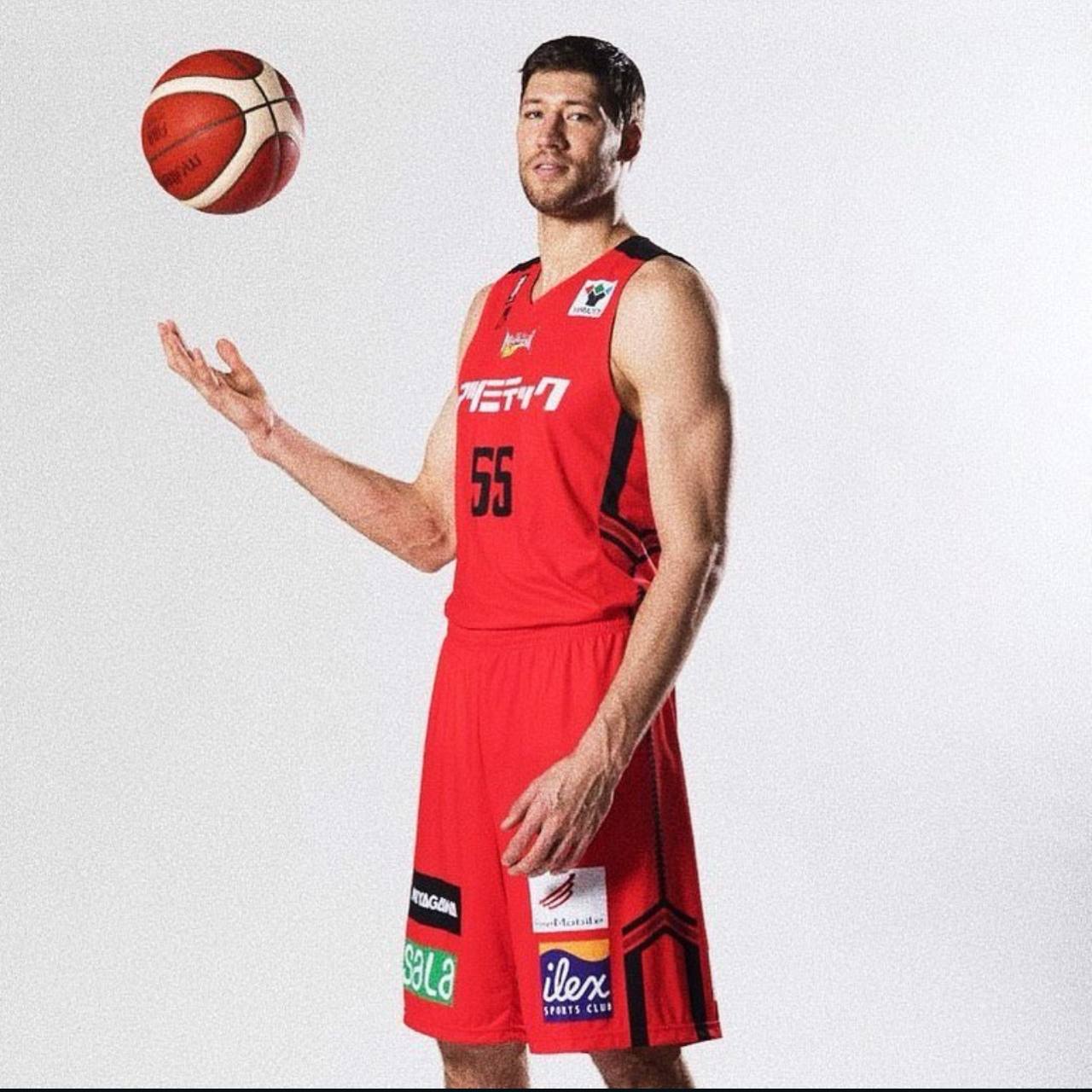 Новим героєм шоу «Холостяк» цьогоріч став професійний український баскетболіст В’ячеслав Кравцов
