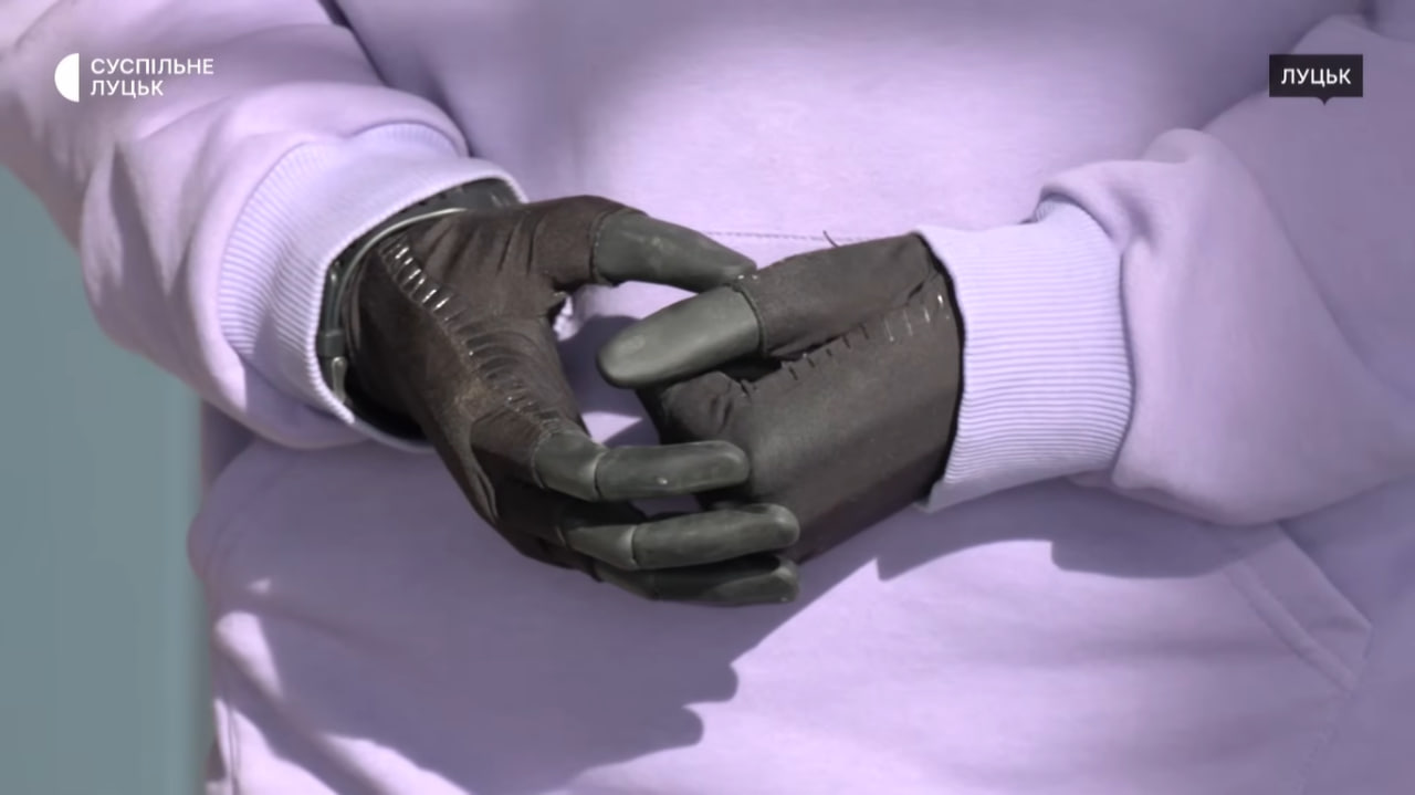  Свої картини ветеран малює завдяки протезам