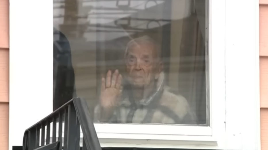 Більшість часу 111-річний Луїс Кано проводить вдома