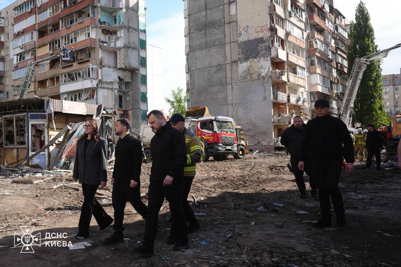 Зеленський прибув до зруйнованого будинку після ракетного удару РФ фото 5