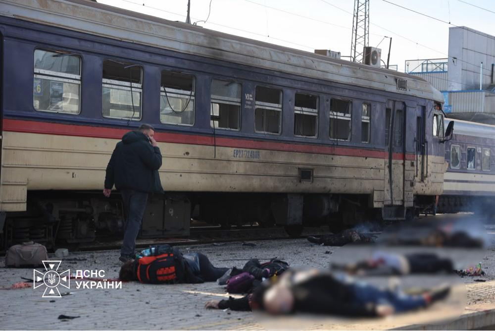 Удар по вокзалу Дніпра. «Укрзалізниця» повідомила обставини трагедії фото 2