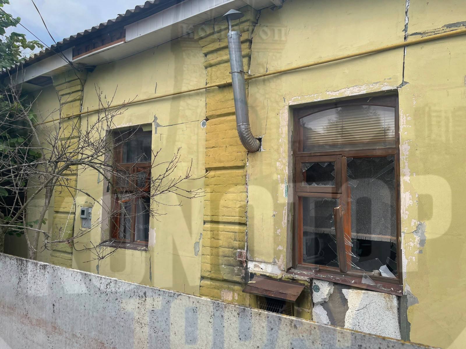 Росія вдарила по центру Конотопа: пошкоджені школа та лікарня фото 2