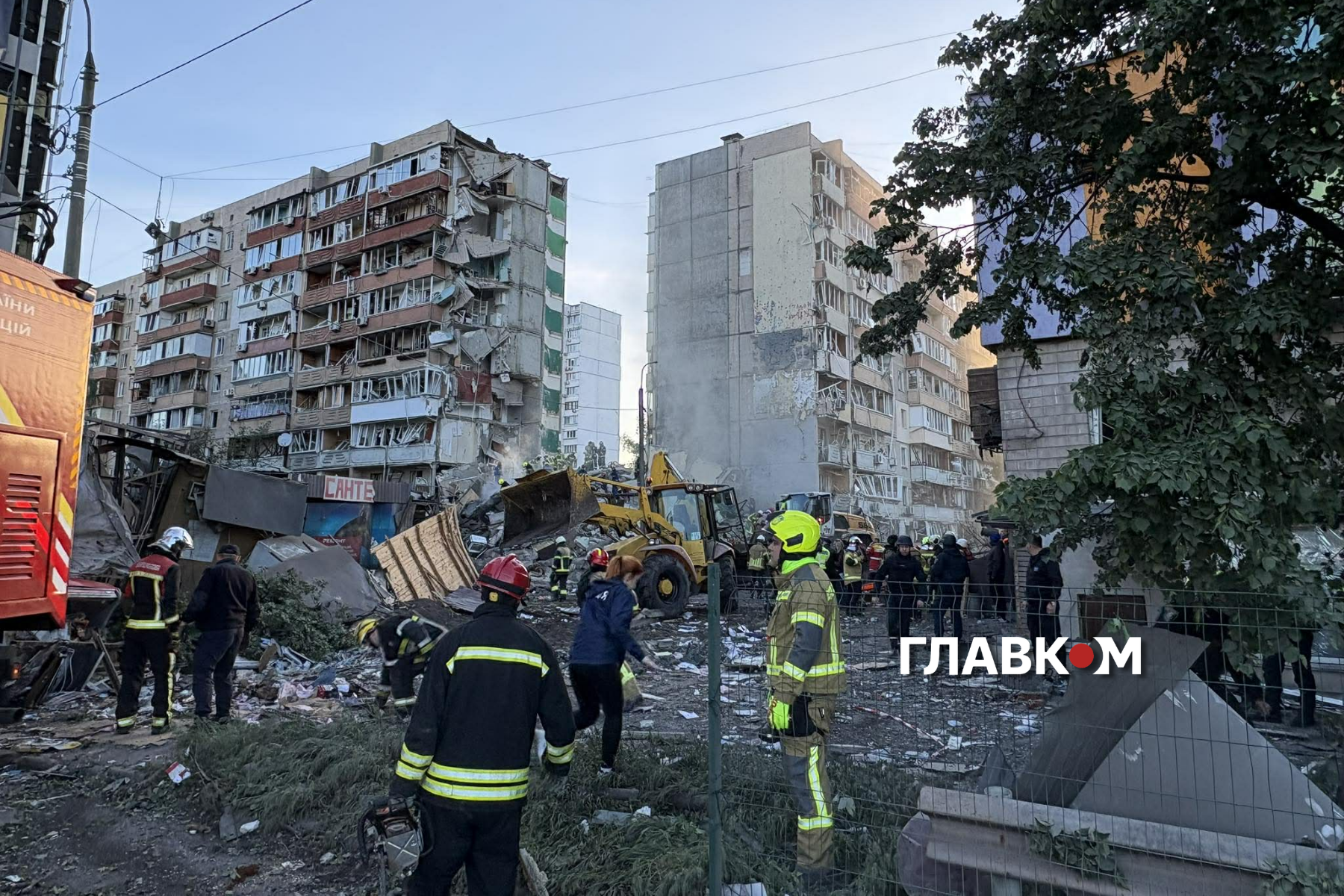 Зеленський прибув до зруйнованого будинку після ракетного удару РФ фото 6