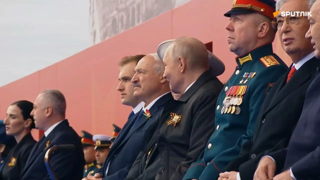 Лукашенко привіз на парад до Путіна свого молодого наступника? (фото) фото 2
