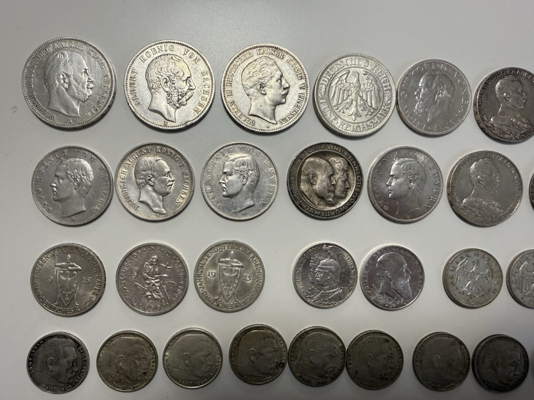 На кордоні з Польщею митники вилучили мемуари Муссоліні та старовинні монети фото 3