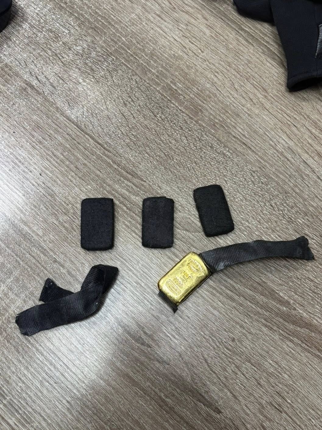 Злитки у шкарпетках і ланцюжки в молитовнику: що вилучили чернівецькі митники? фото 2